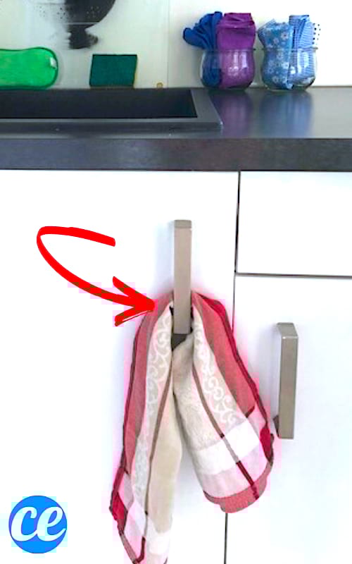 torchon rouge et blanc pour les mains sous l'évier et bannir le papier