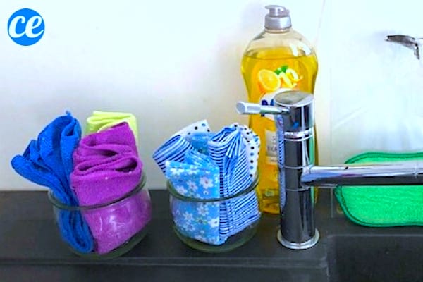 évier de cuisine avec des bocaux de chiffons essuie-tout