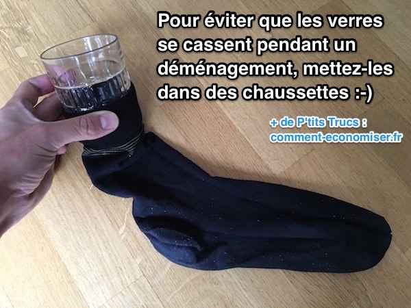 Un verre est glissé dans une chaussette pour le protéger pendant le déménagement