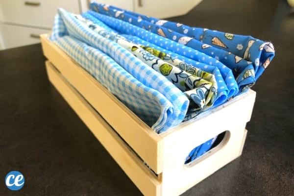 petit panier en bois avec serviettes de table bleues