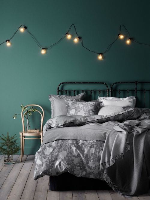 La couleur de la peinture murale de cette chambre est le vert sapin