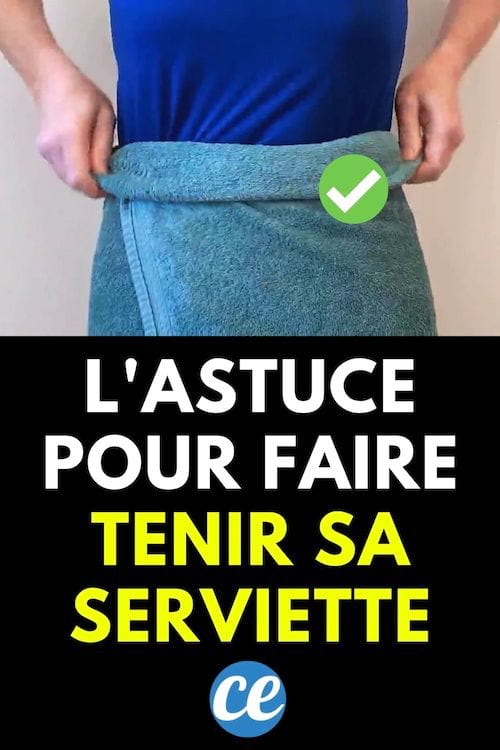 Un homme marche avec une serviette enroulée autour de sa taille