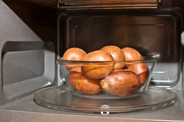 Des pommes de terre dans un micro onde