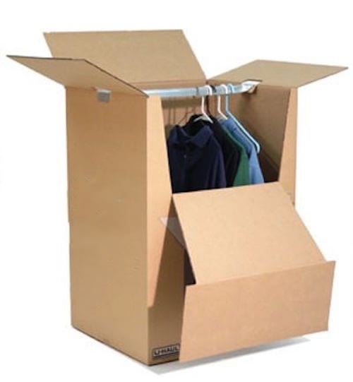Penderie dans un carton pour faciliter le déménagement