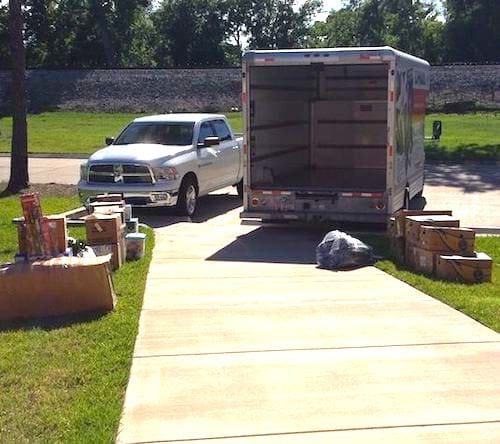 Cartons de déménagement sur les pelouses extérieures