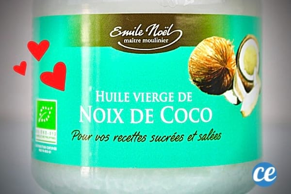 Un flacon d'huile de coco vert clair avec des coeur pour mettre sur le visage