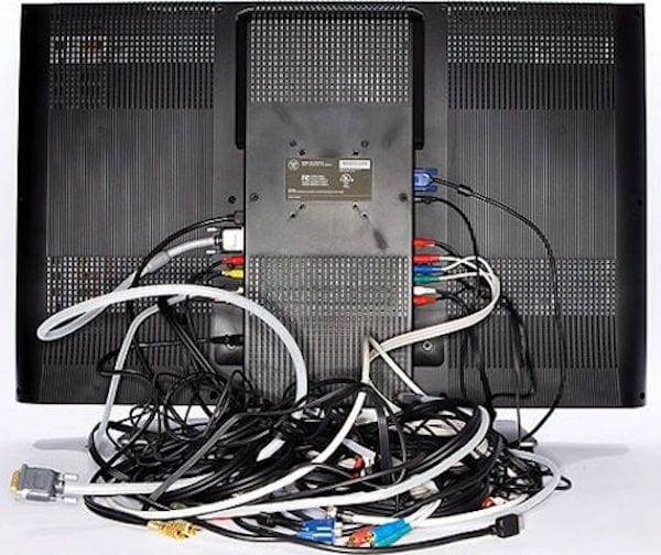 Arrière d'une télé avec plusieurs fils