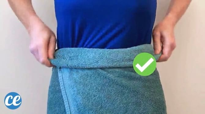 Un homme marche avec une serviette enroulée autour de sa taille