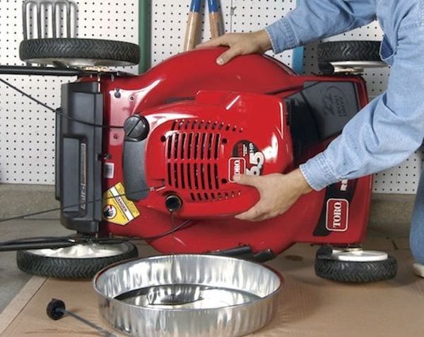 Tondeuse à gazon rouge