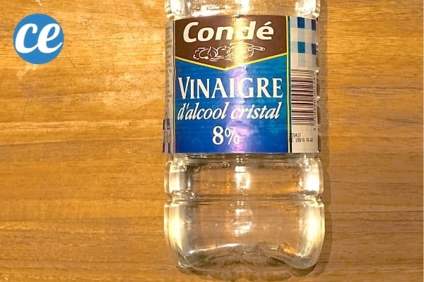 Du vinaigre blanc à vaporiser pour éliminer les poissons d'argent sur les plinthes
