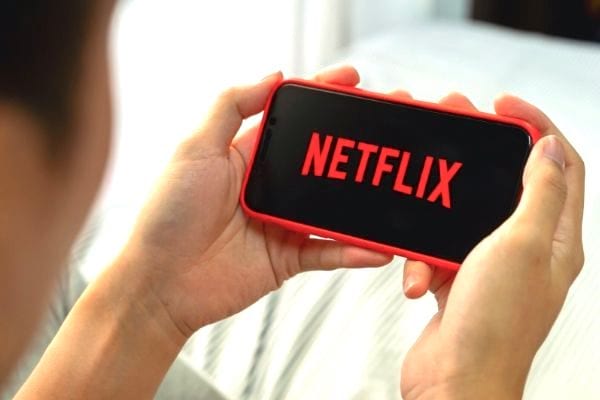 Pour vivre frugalement, résiliez les abonnements coûteux comme Netflix.