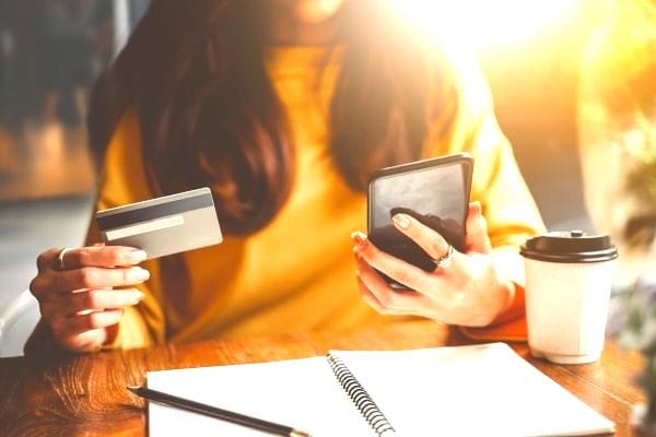 Pour vivre frugalement, évitez les achats en ligne !