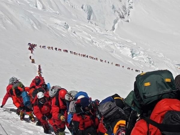 Plusieurs personnes faisant l'ascension de l'Everest en 2013