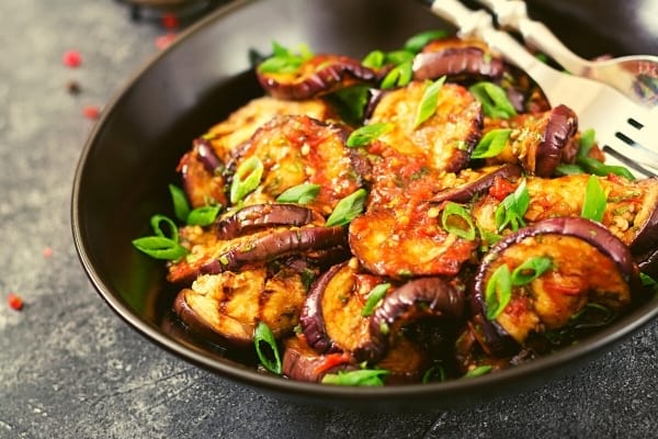 Plat dans une assiette avec de l'aubergine 