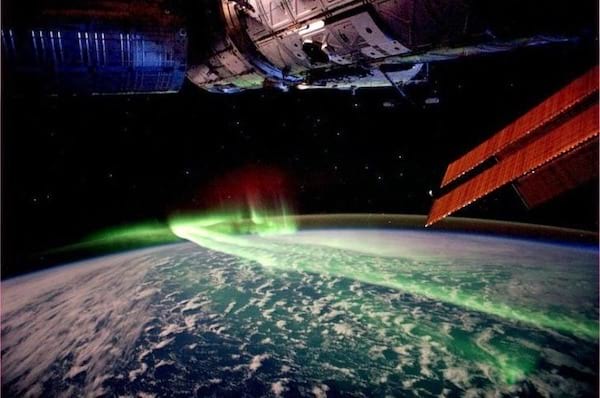 Une aurore boréale vue de l'espace.