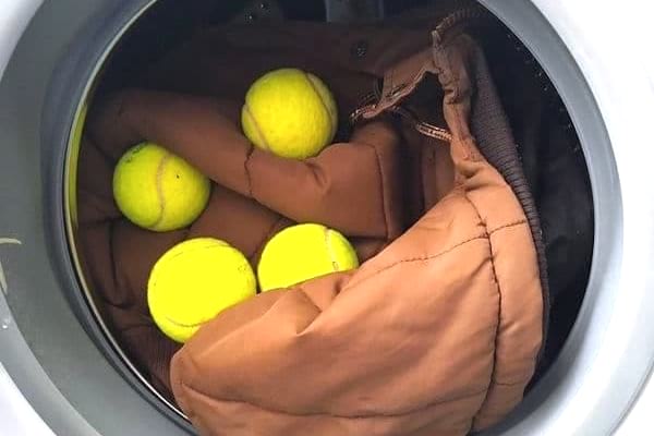 Lorsque vous lavez votre doudoune, mettez des balles de tennis dans le lave-linge.