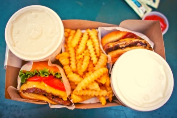 Barquette de cheeseburger avec des frites