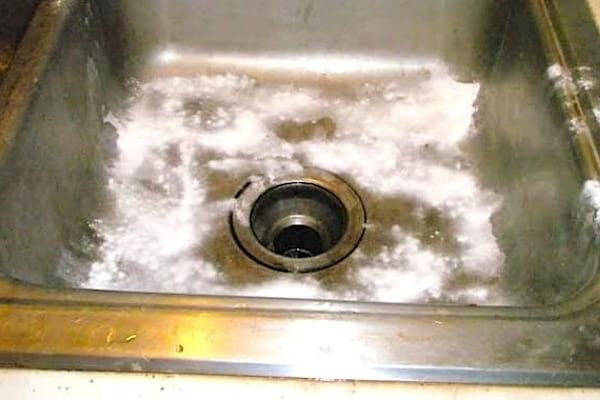 Du bicarbonate pour nettoyer l'inox de l'évier