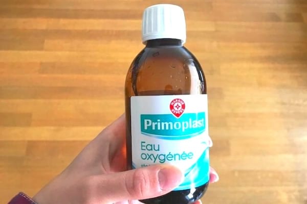 Bouteille en verre d'eau oxygénée