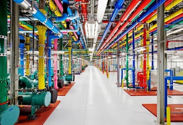L'intérieur de l'un des centres de données de Google rempli de couleurs