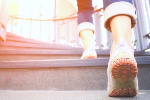 Une bonne astuce frugale est de marcher au lieu de prendre la voiture.