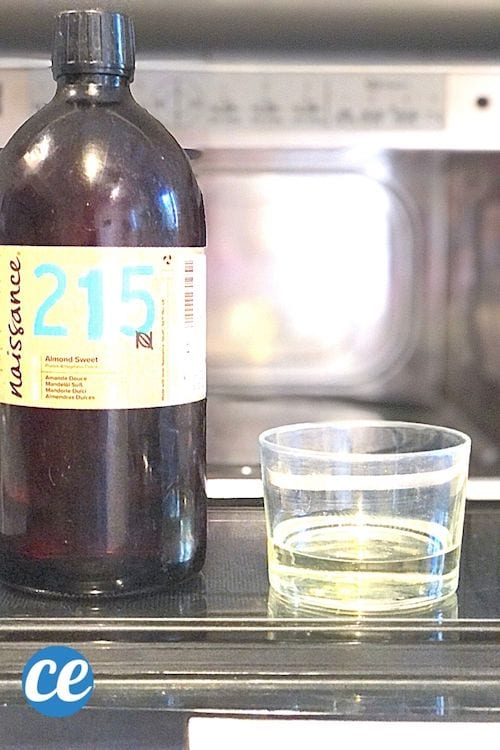 de l'huile d'amande douce chaude pour lisser les cheveux