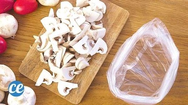 des champignons coupés pour être congelés