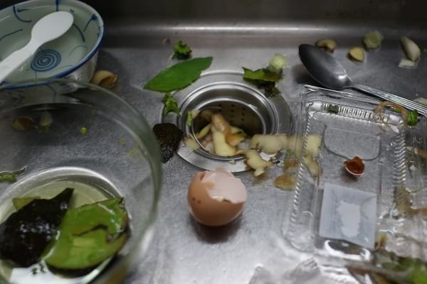 des déchets organiques et coquille d'oeuf dans l'évier