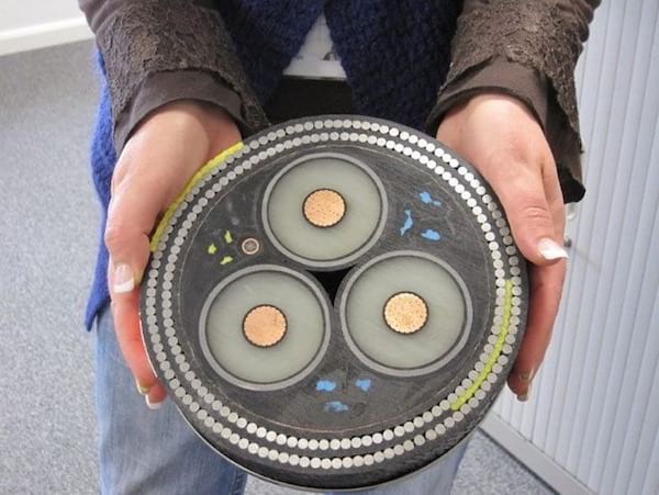 Coupe transversale d'un câble de communication sous-marin