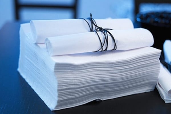 Serviettes de table en tissu empilées pour y mettre des couverts 