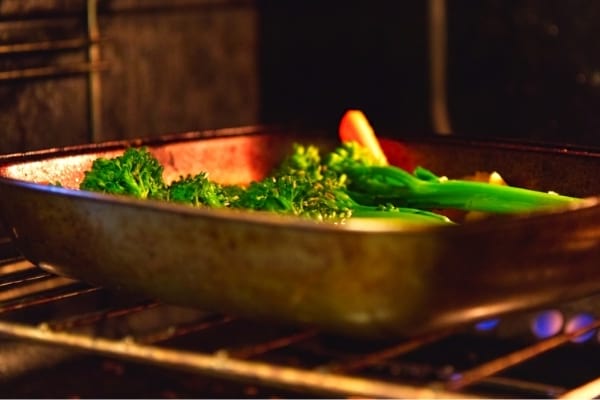 Des brocolis cuits dans le four sur une plaque