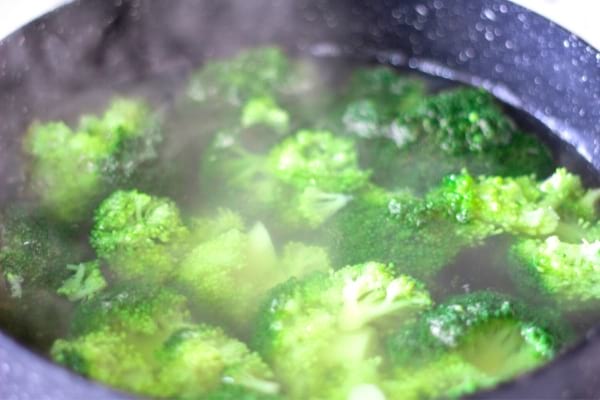 Des brocolis verts cuits dans l'eau d'une casserole