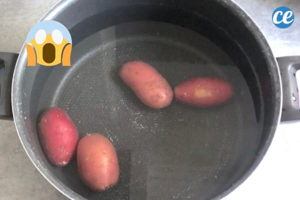 4 pommes de terre dans une grande casserole d'eau