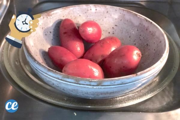 des pommes de terre qui cuisent au micro-ondes