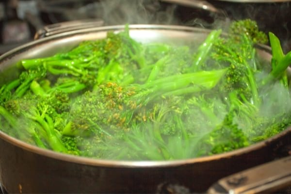 Des brocolis cuits à la vapeur d'eau