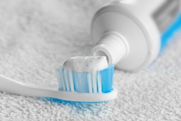 Brosse à dents avec du dentifrice