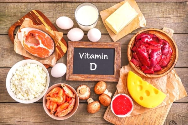 Plein d'aliments sur une table contenant de la vitamine D