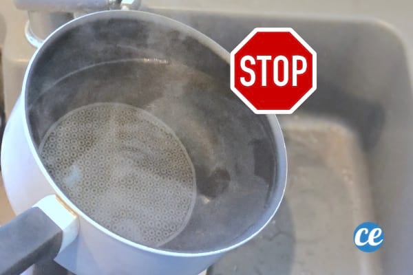 l'eau de cuisson des pommes de terre vidée dans l'évier