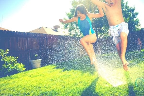 Faites des activités gratuites avec vos enfants pour vivre frugalement.