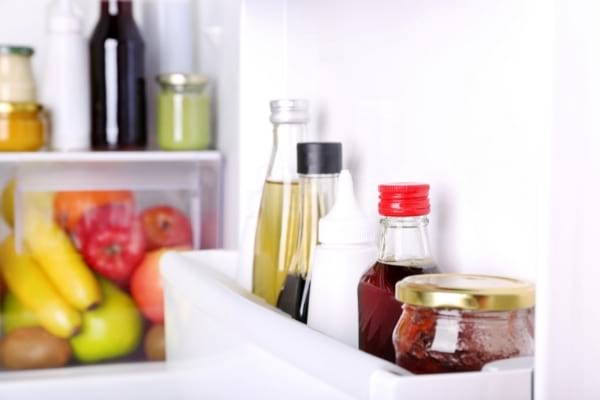 Des condiments sur l'étagère du frigo qui salissent rapidement l'intérieur