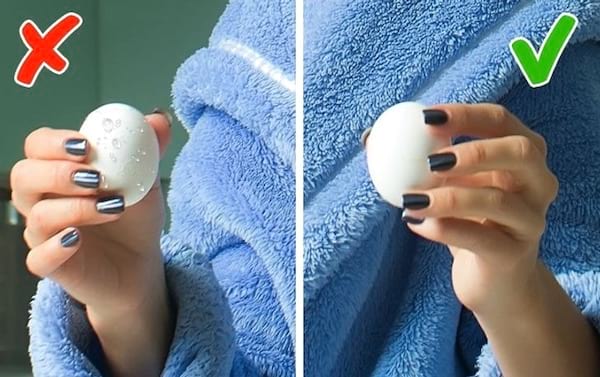 Un oeuf lavé sous l'eau qu'il ne faut pas laver