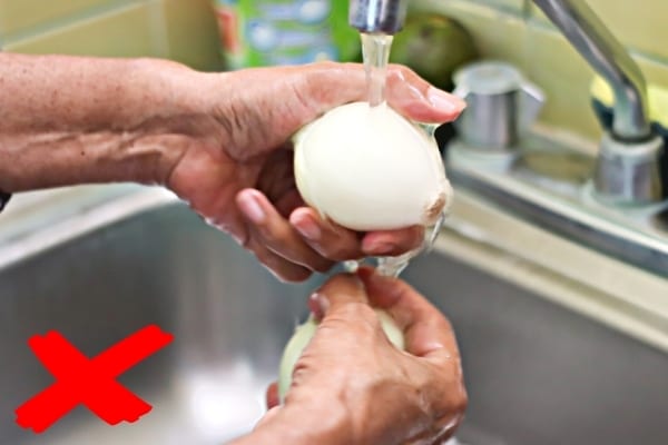 Un oignon qu'il ne faut pas laver sous l'eau