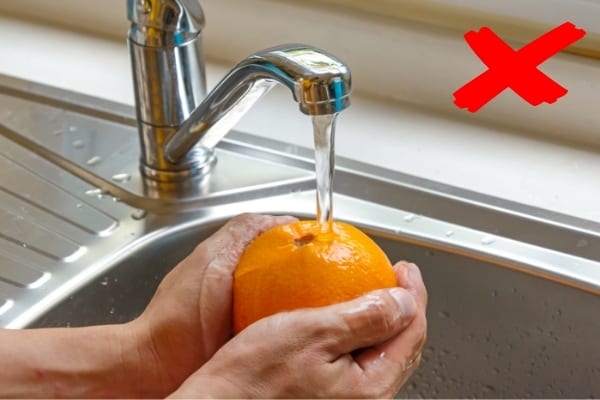 Une orange qu'il ne faut pas laver sous l'eau du robinet