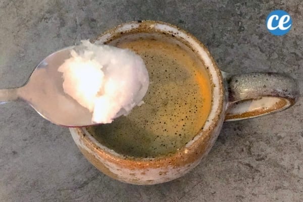Une cuillère d'huile de coco mise dans un café expresso