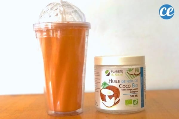 Un bon smoothie de fruits avec de l'huile de coco dedans