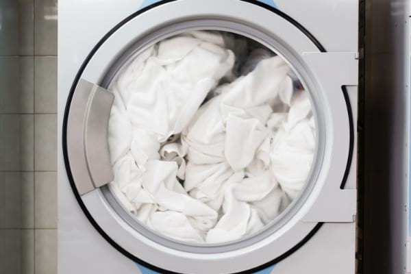 Des draps de lit qui sont laissés dans la machine à laver