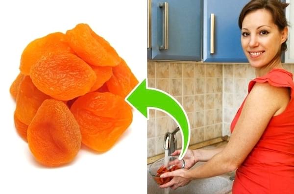 Des fruits secs en train d'être lavés sous l'eau du robinet