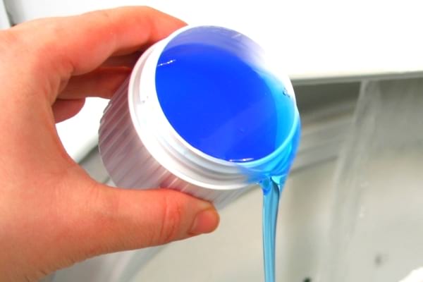 une lessive bleue trop chimique pour laver les draps 