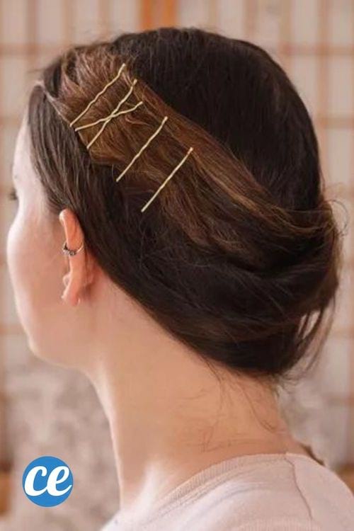 Une fille a attaché ses cheveux humides sur la nuque pour les lisser