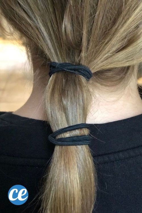 Une queue de cheval avec plusieurs élastiques pour lisser les cheveux la nuit